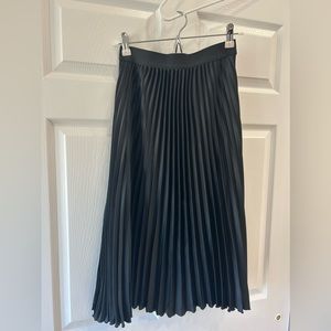 Black pleated skirt